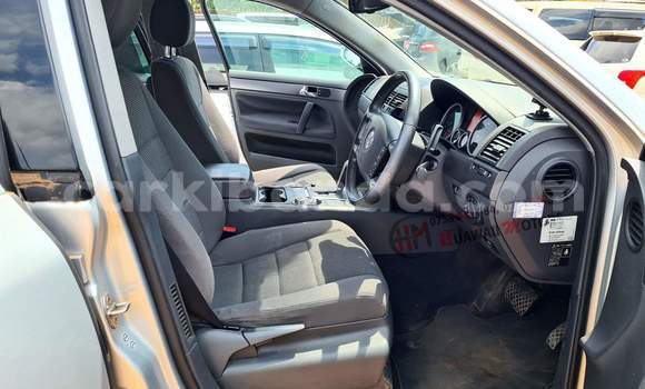 Nunua Ilio tumika Volkswagen Touareg Fedha Gari ndani ya Kampala nchini Uganda Nunua Ilio tumika Volkswagen Touareg Fedha Gari ndani ya Kampala nchini Uganda