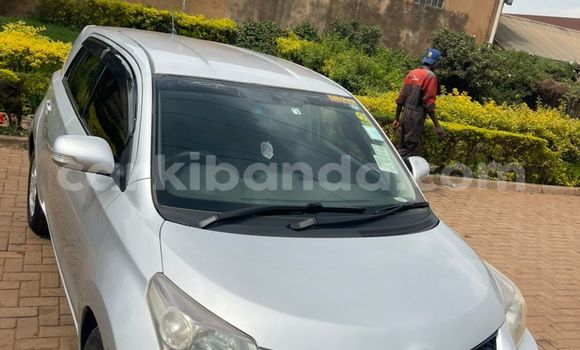 Nunua Ilio tumika Toyota IST Nyeupe Gari ndani ya Kampala nchini Uganda Nunua Ilio tumika Toyota IST Nyeupe Gari ndani ya Kampala nchini Uganda