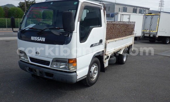 Nunua Ilio tumika Nissan UD Nyeupe Lori ndani ya Kampala nchini Uganda