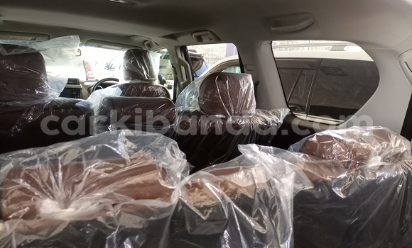 Nunua Mpya Toyota Land Cruiser Prado Nyeusi Gari ndani ya Kampala nchini Uganda