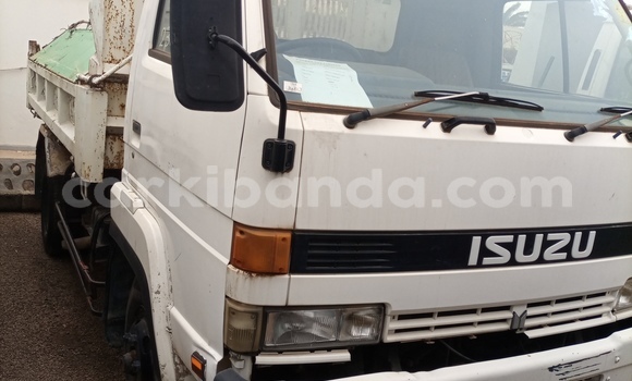 Nunua Imported Isuzu FTR 850 Nyeupe Lori ndani ya Kampala nchini Uganda