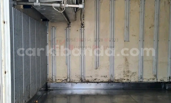 Gura Yakoze Mitsubishi L400 White Ikamyo i Kampala mu Uganda Gura Yakoze Mitsubishi L400 White Ikamyo i Kampala mu Uganda