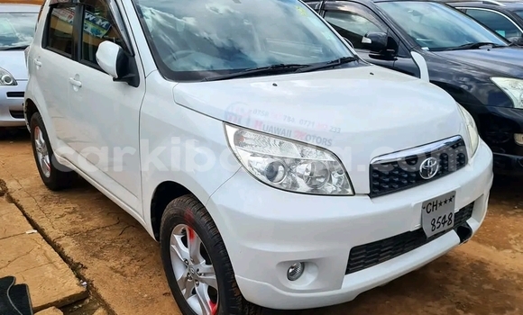 Nunua Ilio tumika Toyota Rush Nyeupe Gari ndani ya Kampala nchini Uganda Nunua Ilio tumika Toyota Rush Nyeupe Gari ndani ya Kampala nchini Uganda
