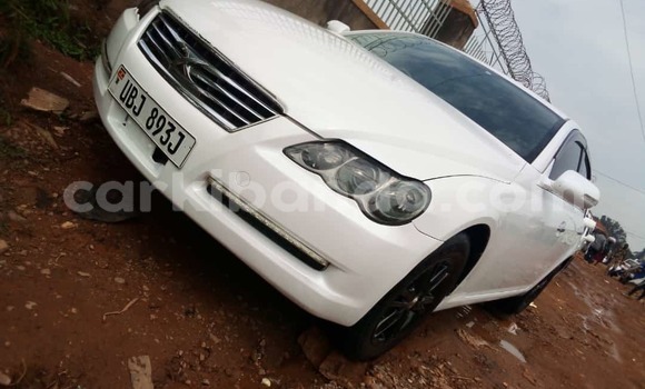Gura Yakoze Toyota Mark X White Imodoka i Kampala mu Uganda