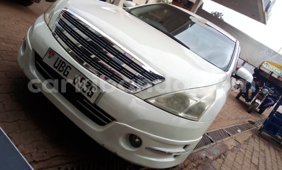 Nunua Ilio tumika Nissan Teana Nyeupe Gari ndani ya Kampala nchini Uganda