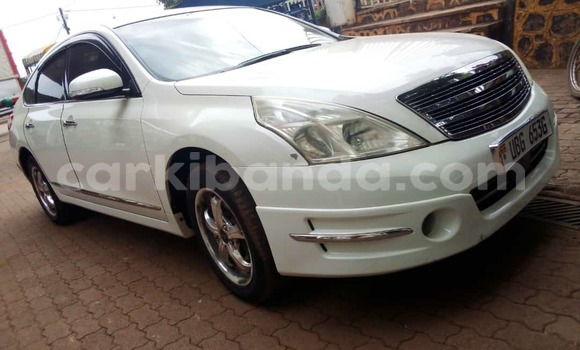 Gura Yakoze Nissan Teana White Imodoka i Kampala mu Uganda Gura Yakoze Nissan Teana White Imodoka i Kampala mu Uganda