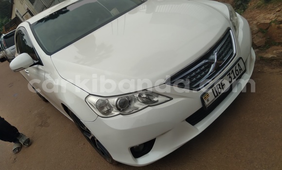 Gura Yakoze Toyota Mark X White Imodoka i Kampala mu Uganda