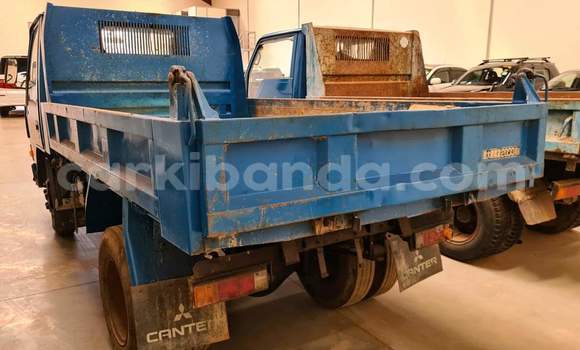 Nunua Ilio tumika Mitsubishi L400 Bluu Lori ndani ya Kampala nchini Uganda Nunua Ilio tumika Mitsubishi L400 Bluu Lori ndani ya Kampala nchini Uganda