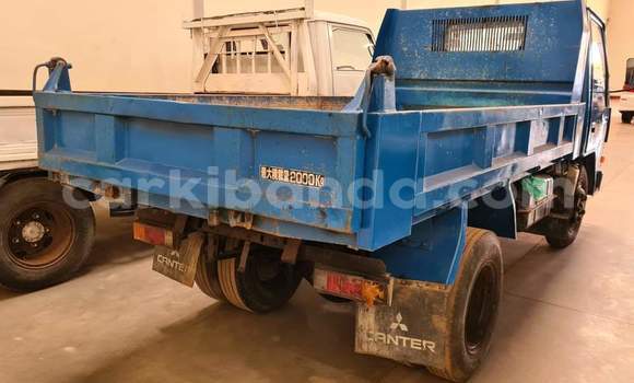 Nunua Ilio tumika Mitsubishi L400 Bluu Lori ndani ya Kampala nchini Uganda Nunua Ilio tumika Mitsubishi L400 Bluu Lori ndani ya Kampala nchini Uganda