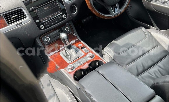 Gura Yakoze Volkswagen Touareg Black Imodoka i Kampala mu Uganda Gura Yakoze Volkswagen Touareg Black Imodoka i Kampala mu Uganda