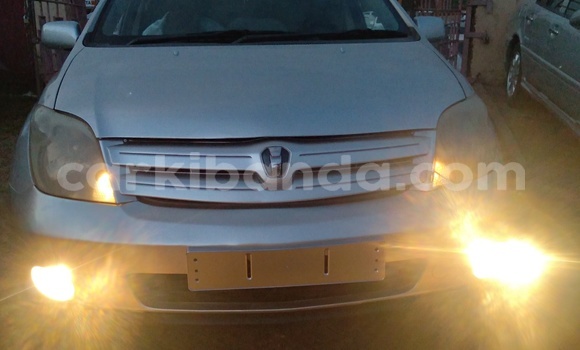 Gura Yakoze Toyota IST Silver Imodoka i Kampala mu Uganda