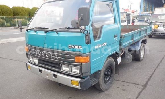 Gura Yakoze Toyota Dyna Blue Imodoka i Kampala mu Uganda