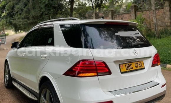 Nunua Ilio tumika Mercedes‒Benz M–Class Nyeupe Gari ndani ya Kampala nchini Uganda Nunua Ilio tumika Mercedes‒Benz M–Class Nyeupe Gari ndani ya Kampala nchini Uganda