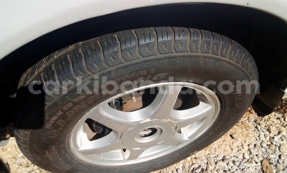 Gura Yakoze Toyota Corolla White Imodoka i Kampala mu Uganda Gura Yakoze Toyota Corolla White Imodoka i Kampala mu Uganda