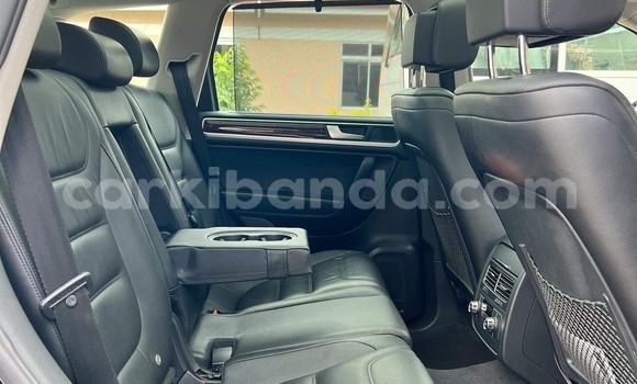 Nunua Ilio tumika Volkswagen Touareg Nyeusi Gari ndani ya Kampala nchini Uganda Nunua Ilio tumika Volkswagen Touareg Nyeusi Gari ndani ya Kampala nchini Uganda