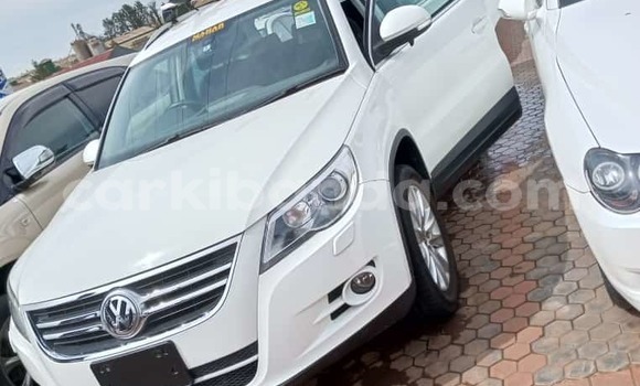 Gura Yakoze Volkswagen Tiguan White Imodoka i Kampala mu Uganda Gura Yakoze Volkswagen Tiguan White Imodoka i Kampala mu Uganda