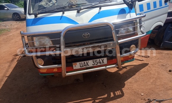 Gura Yakoze Toyota Hiace White Imodoka i Kampala mu Uganda