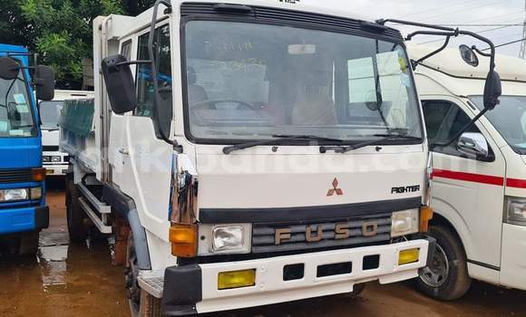 Nunua Ilio tumika Mitsubishi L400 Nyeupe Lori ndani ya Kampala nchini Uganda