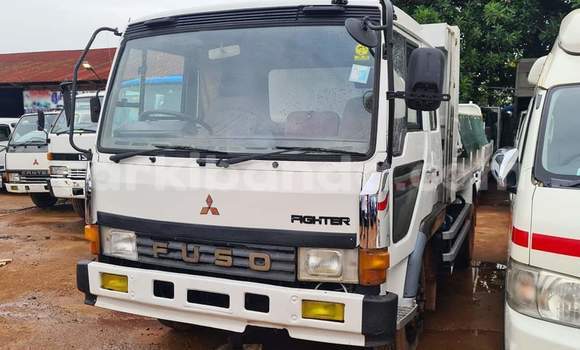 Nunua Ilio tumika Mitsubishi L400 Nyeupe Lori ndani ya Kampala nchini Uganda Nunua Ilio tumika Mitsubishi L400 Nyeupe Lori ndani ya Kampala nchini Uganda
