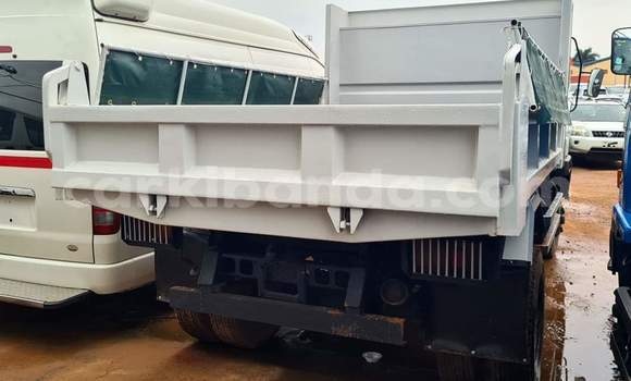 Nunua Ilio tumika Mitsubishi L400 Nyeupe Lori ndani ya Kampala nchini Uganda Nunua Ilio tumika Mitsubishi L400 Nyeupe Lori ndani ya Kampala nchini Uganda