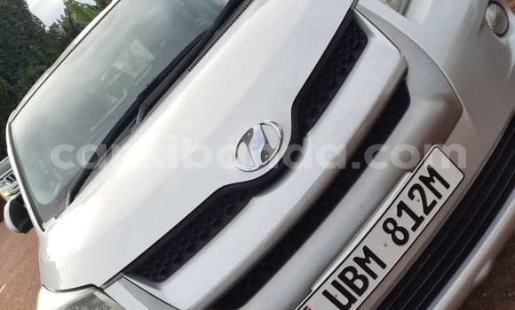 Nunua Ilio tumika Toyota IST Fedha Gari ndani ya Kampala nchini Uganda Nunua Ilio tumika Toyota IST Fedha Gari ndani ya Kampala nchini Uganda