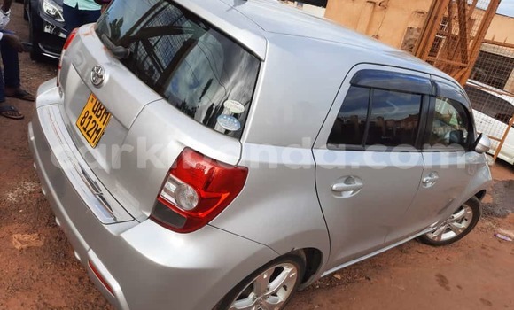 Nunua Ilio tumika Toyota IST Fedha Gari ndani ya Kampala nchini Uganda Nunua Ilio tumika Toyota IST Fedha Gari ndani ya Kampala nchini Uganda