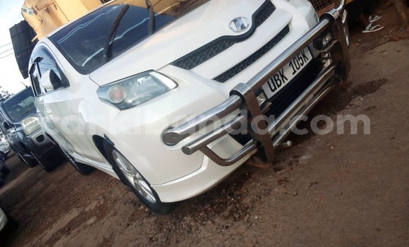 Gura Yakoze Toyota IST White Imodoka i Kampala mu Uganda