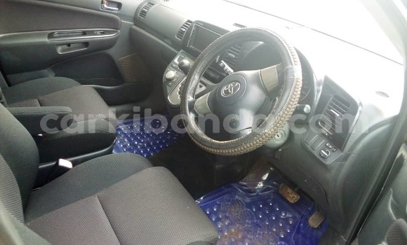 Nunua Ilio tumika Toyota Wish Nyeusi Gari ndani ya Kampala nchini Uganda Nunua Ilio tumika Toyota Wish Nyeusi Gari ndani ya Kampala nchini Uganda