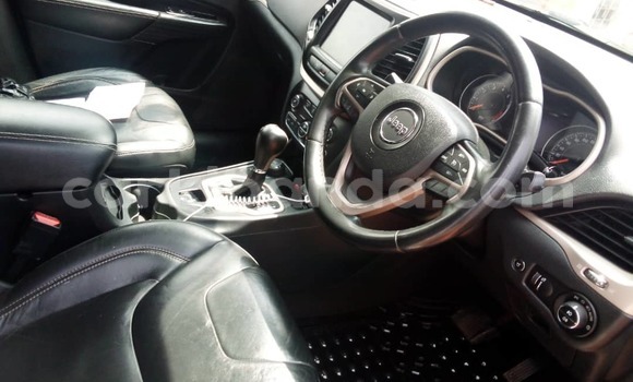 Nunua Ilio tumika Jeep Grand Cherokee Nyeupe Gari ndani ya Kampala nchini Uganda Nunua Ilio tumika Jeep Grand Cherokee Nyeupe Gari ndani ya Kampala nchini Uganda
