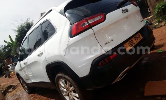 Nunua Ilio tumika Jeep Grand Cherokee Nyeupe Gari ndani ya Kampala nchini Uganda Nunua Ilio tumika Jeep Grand Cherokee Nyeupe Gari ndani ya Kampala nchini Uganda