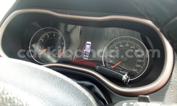 Nunua Ilio tumika Jeep Grand Cherokee Nyeupe Gari ndani ya Kampala nchini Uganda Nunua Ilio tumika Jeep Grand Cherokee Nyeupe Gari ndani ya Kampala nchini Uganda