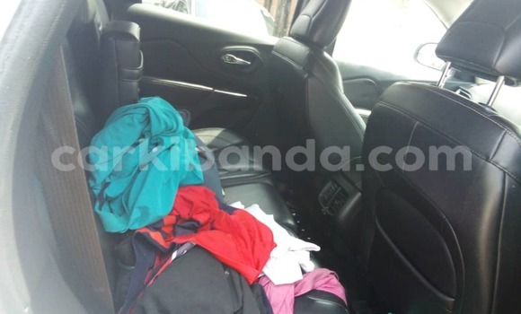 Nunua Ilio tumika Jeep Grand Cherokee Nyeupe Gari ndani ya Kampala nchini Uganda Nunua Ilio tumika Jeep Grand Cherokee Nyeupe Gari ndani ya Kampala nchini Uganda