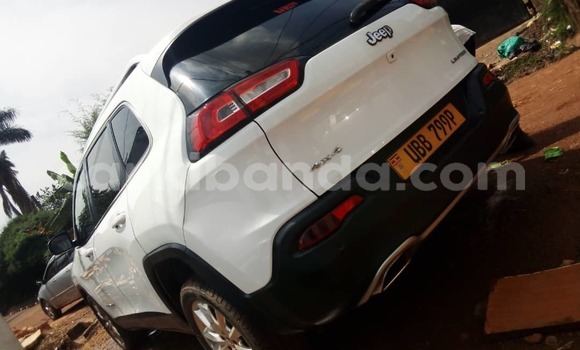 Nunua Ilio tumika Jeep Grand Cherokee Nyeupe Gari ndani ya Kampala nchini Uganda Nunua Ilio tumika Jeep Grand Cherokee Nyeupe Gari ndani ya Kampala nchini Uganda