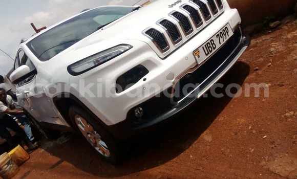 Nunua Ilio tumika Jeep Grand Cherokee Nyeupe Gari ndani ya Kampala nchini Uganda Nunua Ilio tumika Jeep Grand Cherokee Nyeupe Gari ndani ya Kampala nchini Uganda
