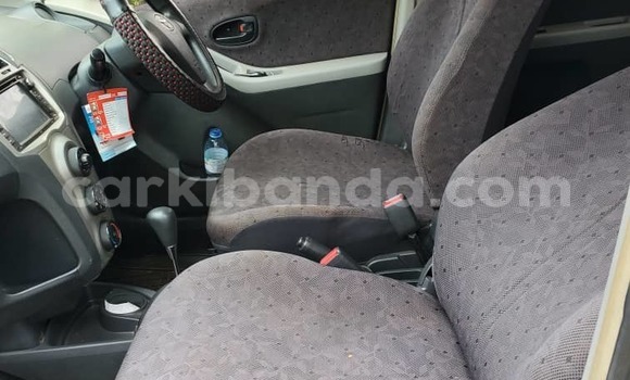 Gura Yakoze Toyota Vitz Silver Imodoka i Kampala mu Uganda Gura Yakoze Toyota Vitz Silver Imodoka i Kampala mu Uganda