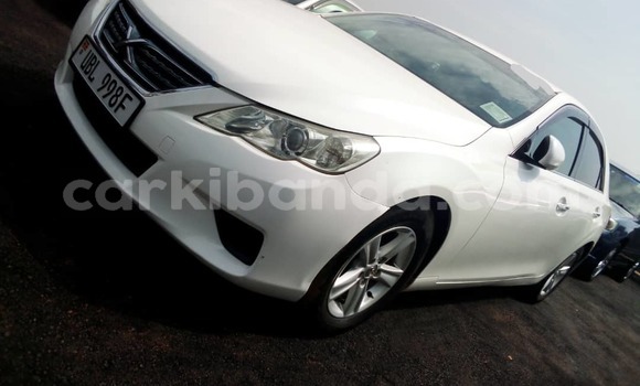 Gura Yakoze Toyota Mark X White Imodoka i Kampala mu Uganda