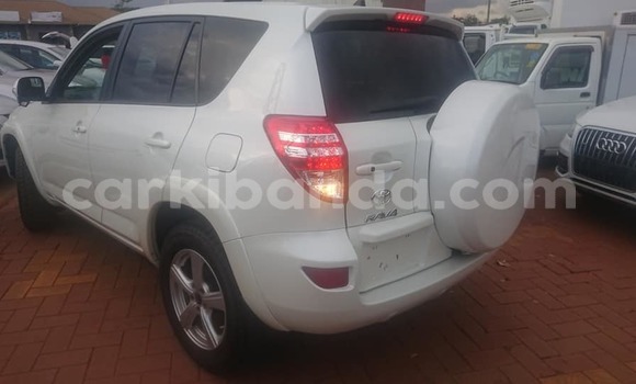 Gura Yakoze Toyota RAV4 White Imodoka i Kampala mu Uganda Gura Yakoze Toyota RAV4 White Imodoka i Kampala mu Uganda