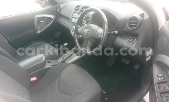 Gura Yakoze Toyota RAV4 White Imodoka i Kampala mu Uganda Gura Yakoze Toyota RAV4 White Imodoka i Kampala mu Uganda