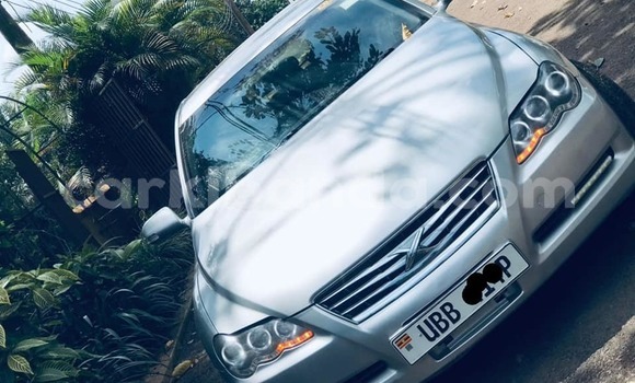 Nunua Ilio tumika Toyota Mark X Fedha Gari ndani ya Kampala nchini Uganda