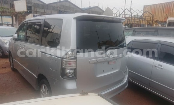 Gura Yakoze Toyota Noah Silver Imodoka i Kampala mu Uganda Gura Yakoze Toyota Noah Silver Imodoka i Kampala mu Uganda