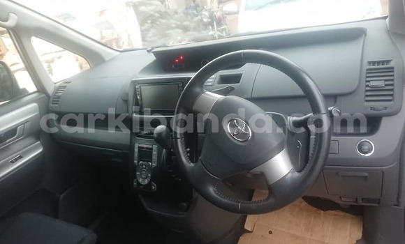 Gura Yakoze Toyota Noah Silver Imodoka i Kampala mu Uganda Gura Yakoze Toyota Noah Silver Imodoka i Kampala mu Uganda