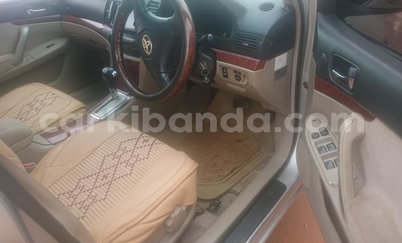 Gura Yakoze Toyota Premio Silver Imodoka i Kampala mu Uganda Gura Yakoze Toyota Premio Silver Imodoka i Kampala mu Uganda