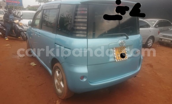 Gura Yakoze Toyota Sienta Blue Imodoka i Kampala mu Uganda Gura Yakoze Toyota Sienta Blue Imodoka i Kampala mu Uganda
