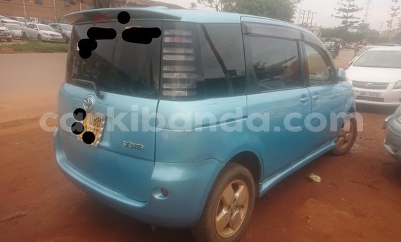Gura Yakoze Toyota Sienta Blue Imodoka i Kampala mu Uganda Gura Yakoze Toyota Sienta Blue Imodoka i Kampala mu Uganda