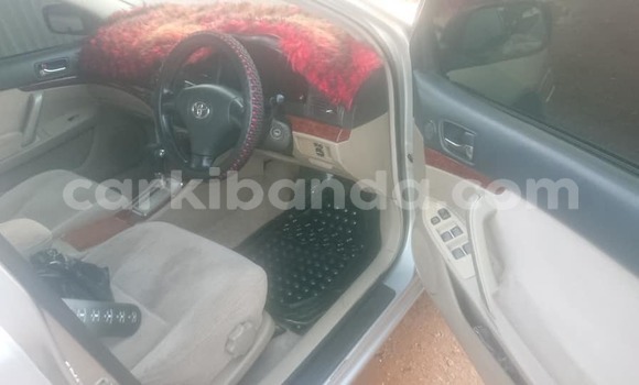 Gura Yakoze Toyota Premio Silver Imodoka i Kampala mu Uganda Gura Yakoze Toyota Premio Silver Imodoka i Kampala mu Uganda