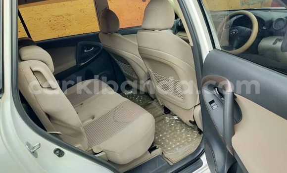 Gura Yakoze Toyota Vanguard White Imodoka i Kampala mu Uganda Gura Yakoze Toyota Vanguard White Imodoka i Kampala mu Uganda