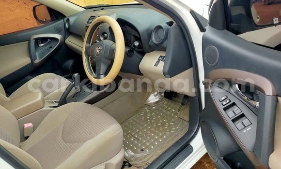 Gura Yakoze Toyota Vanguard White Imodoka i Kampala mu Uganda Gura Yakoze Toyota Vanguard White Imodoka i Kampala mu Uganda