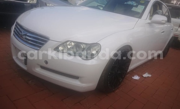 Gura Yakoze Toyota Mark X White Imodoka i Kampala mu Uganda