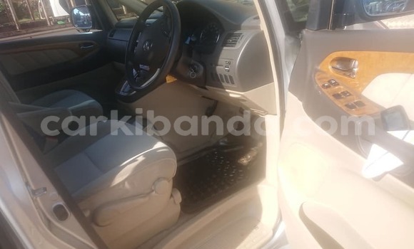 Gura Yakoze Toyota Alphard Silver Imodoka i Kampala mu Uganda Gura Yakoze Toyota Alphard Silver Imodoka i Kampala mu Uganda