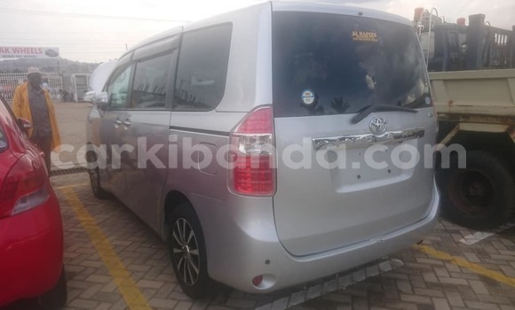 Gura Yakoze Toyota Noah Silver Imodoka i Kampala mu Uganda Gura Yakoze Toyota Noah Silver Imodoka i Kampala mu Uganda